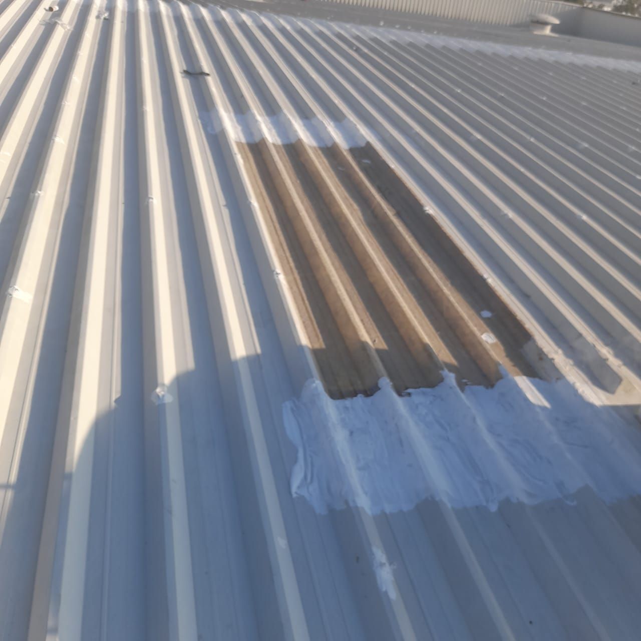 Leak repair coating on a corrugated metal profile roof in Dubai
